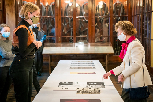 Dronning Sonja ser på litografier av den danske kunststudenten Nanna Amstrup i Selekammeret i Dronning Sonja KunstStall. Foto: Heiko Junge / NTB